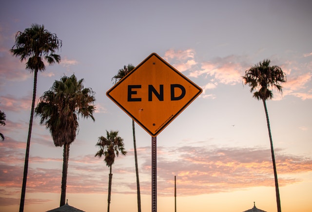 a street sign that says "end"